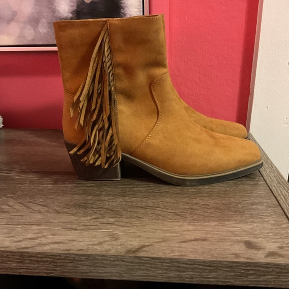 SO Fringe Boots - Picture 2 of 5